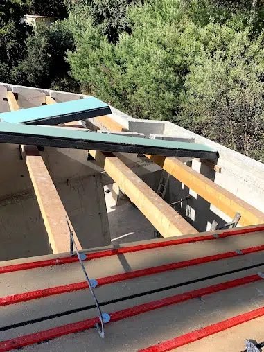 Structure d’une toiture-terrasse en cours de chantier dans le Gard